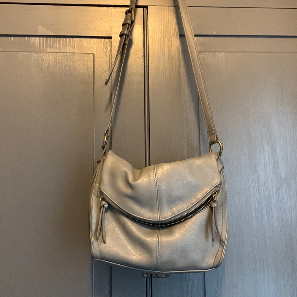 Pebbled gray Sonoma criss body